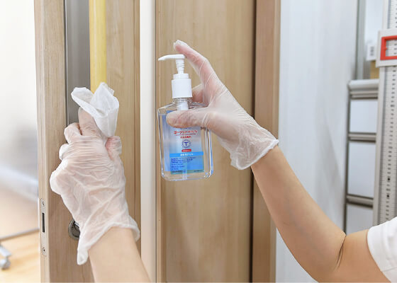 こまめに清拭、消毒を行い、室内の清潔管理を徹底。